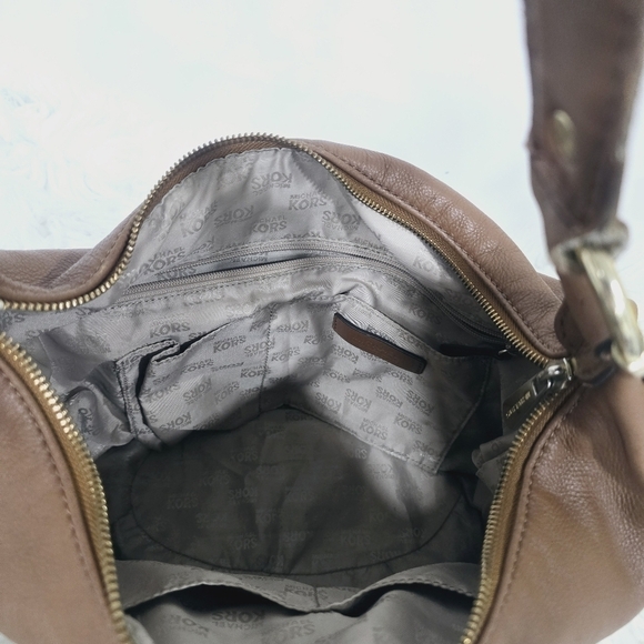 Michael Kors leather hobo with one main compartment and two outside compartments - Picture 15 of 17